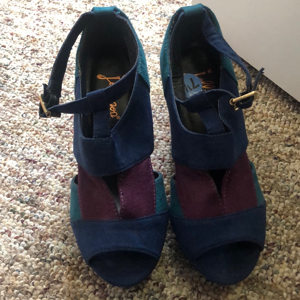 Peep toe block heel